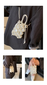 Detailansicht der gewebten Perlen-Tasche mit weißem Satinbeutel und Perlen-Schultergurt