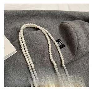 Détails d'un élégant sac à main en perles blanches avec doublure intérieure en satin