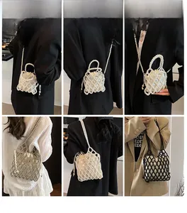 Détail du sac à main perlé ajouré avec pochette intérieure en satin de plusieurs couleurs
