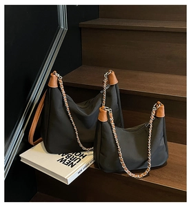Detail minimalistischer Nylon-Hobo-Taschen in zwei Größen mit braunem Lederbesatz
