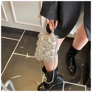 Detail der silbernen Perlen-Mini-Handtasche mit weißem Satin-Innenbeutel und Kette