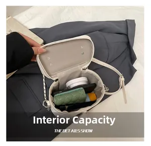 Detail view of the large capacity interior with stripe lining in cream white box bag