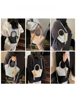 Détails des sacs cabas tissés en plusieurs couleurs avec pendentif cœur et glands
