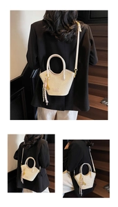 Gros plan du sac seau tressé crème avec texture détaillée et pendentif à gland