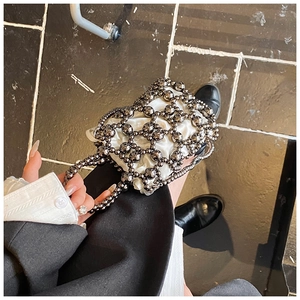 Detail der gewebten metallisch grauen Perlenhandtasche mit weißem Satin-Innenbeutel