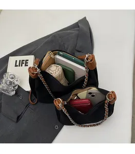 Detailansicht des geräumigen Innenraums der schwarzen Nylontasche mit viel Stauraum