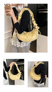 Détail du sac hobo plissé beige clair avec large bandoulière froncée et lacets sur le côté
