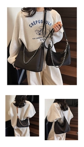 Detail von schwarzen Nylon-Einkaufstaschen-Set mit Silberkette und Schultergurt