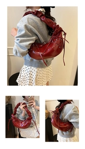 Détails du sac croissant rouge foncé avec poignée plissée et finitions de laçage chic