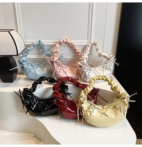 Détails de six sacs en cuir verni brillant avec poignées plissées et finitions lacées