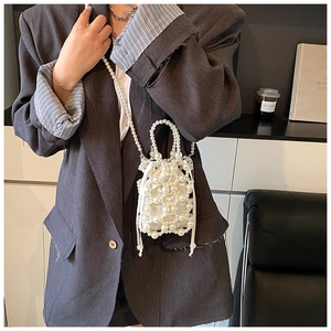 Detailansicht der gewebten Perlen-Eimertasche mit Satin-Innenfutter und Kette