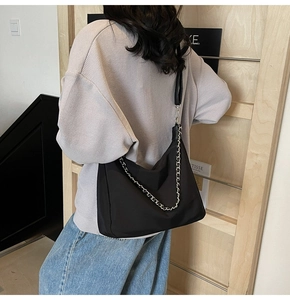 Minimalistische schwarze Halbmond-Schultertasche mit Silberkette und Lederriemen