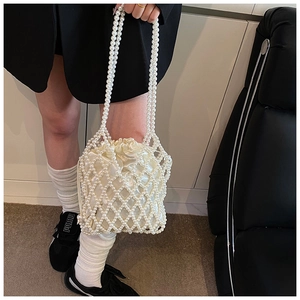 Détail du sac à main tissé en perles avec pochette intérieure en satin crème et maille perlée
