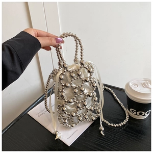 Detail der silbernen Perlen-Eimertasche mit weißem Satinfutter und Kordelzugband