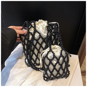 Détail de sacs à main perlés noirs avec doublures en satin blanc en deux tailles