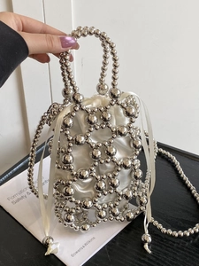 Schicke silberne Perlen-Handtasche mit weißem Satin-Innenbeutel und langem Schultergurt