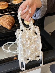 Elegante weiße Perlenhandtasche mit Seiden-Kordelzugfutter für einen schicken Prinzessin-Look