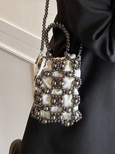 Schicke gewebte Perlen-Umhängetasche mit weißem Satin-Innenbeutel für Damen