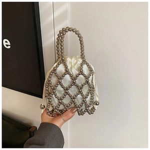 Détail des perles métalliques argentées tressées avec doublure intérieure en satin blanc
