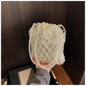 Détail du sac à main en perles tissées avec doublure en soie et maille géométrique