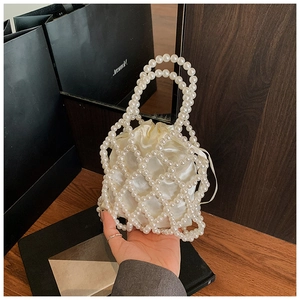 Détail du sac à main élégant en perles avec structure en résille et doublure en soie