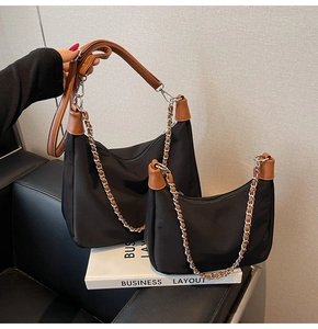 Details von schwarzer Nylon-Tasche und Hobo-Bag-Set mit braunem Lederbesatz und Silberketten