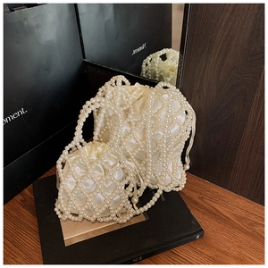 Vue détaillée du sac à main en perles tissées avec doublure en satin cordon de serrage