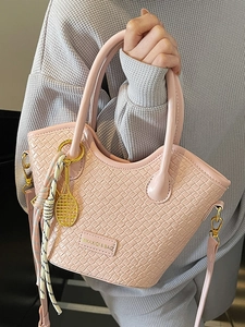 Sac seau tissé rose clair minimaliste avec breloque raquette de tennis et bandoulière