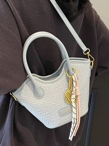 Sac seau tissé minimaliste avec finitions dorées et breloque raquette en bleu clair