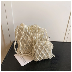 Vue détaillée des perles tissées et de la doublure en satin avec cordon de ce sac