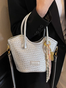 Sac seau argenté à texture tressée avec bord ondulé et bandoulière réglable chic