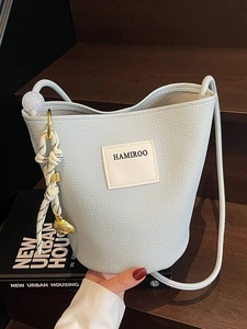 Sac Seau en Cuir PU Motif Litchi Pour Femmes Style Coréen Minimaliste Sac à Bandoulière Avec Pendentif Chien Sac Navette