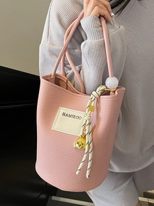 Sac seau rose à grain de litchi pour femme avec pendentif doré et détail de corde