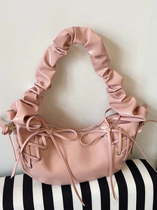 Sac hobo en cuir verni rose avec poignée plissée et décorations en ruban à nœud