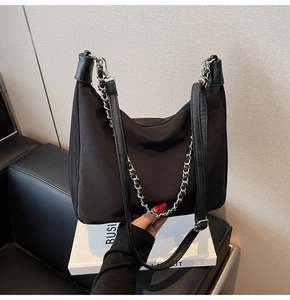 Detailansicht schwarze Nylon-Hobo-Tasche mit Silberkette und Leder-Schultergurt