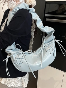 Sac demi-lune en cuir verni bleu clair avec bandoulière plissée et lacets latéraux