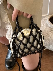 Sac à main artisanal à perles métalliques avec pochette intérieure blanche à cordon