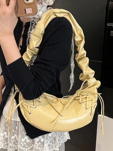 Sac bandoulière demi-lune jaune crème avec bandoulière froncée et détails de lacets