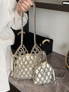 Sac à main tendance en perles métalliques argentées avec pochette intérieure en satin crème