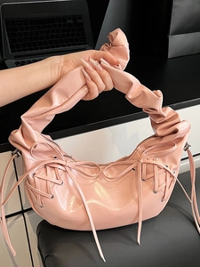 Sac hobo plissé rose avec détails de rubans lacés et finition vernie brillante