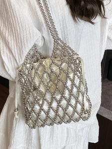 Sac à main argenté en perles métalliques avec doublure en satin blanc pour femme