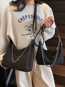 Minimalistische schwarze Ketten-Tote-Bags in zwei Größen mit verstellbaren Riemen