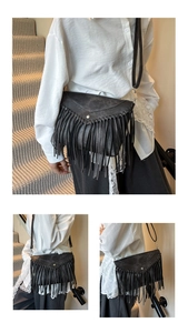Detail einer schwarzen matten Leder-Fransentasche mit V-Klappe und Quasten
