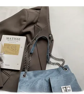 Détails du sac cabas en denim avec chaîne argentée et design à poches utilitaires