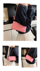 Dettaglio della borsa a tracolla in pelle rosa con logo H argento e decoro a sfera