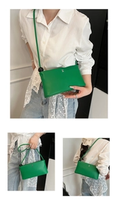 Dettaglio della borsa in pelle verde con logo H e cinturino con perline nere