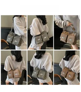 Détails d'un sac cabas vintage avec bandoulière chaîne et doubles poches à fermoir rotatif