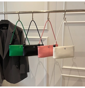 Dettaglio di quattro borse sottobraccio quadrate minimaliste in verde, nero, rosa e beige