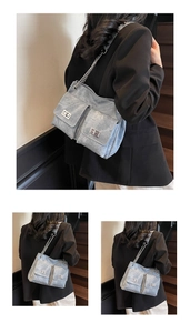 Détail du sac cabas en cuir délavé bleu clair avec deux poches et verrous argentés