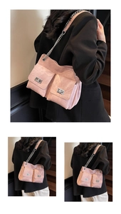 Détail du sac sous l'aisselle en daim rose avec chaîne argentée et poches frontales
